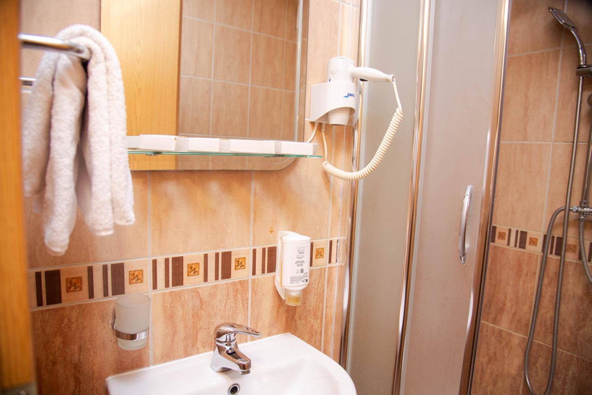 Hotel Dvor 비옐로폴레 외부 사진