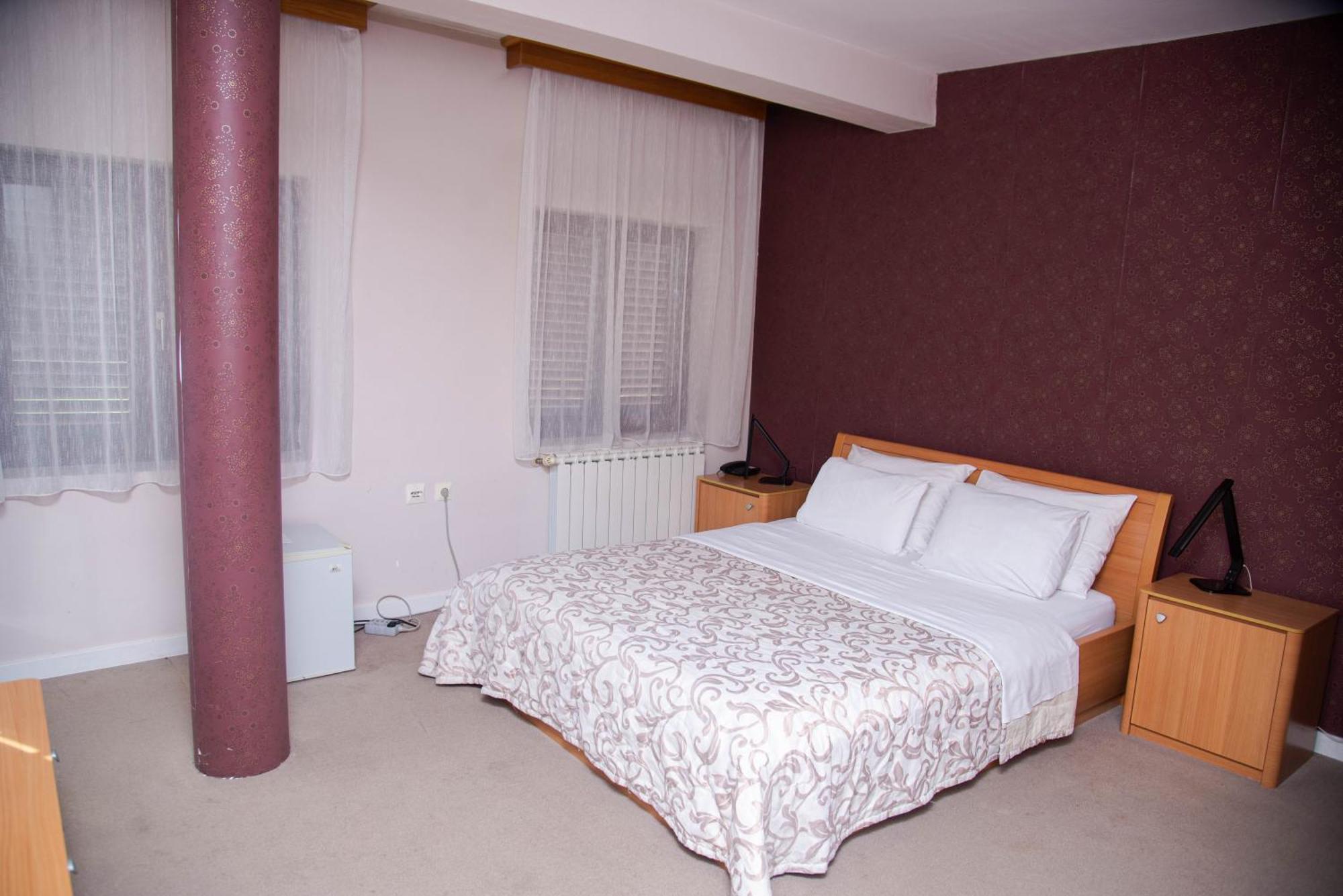 Hotel Dvor 비옐로폴레 외부 사진