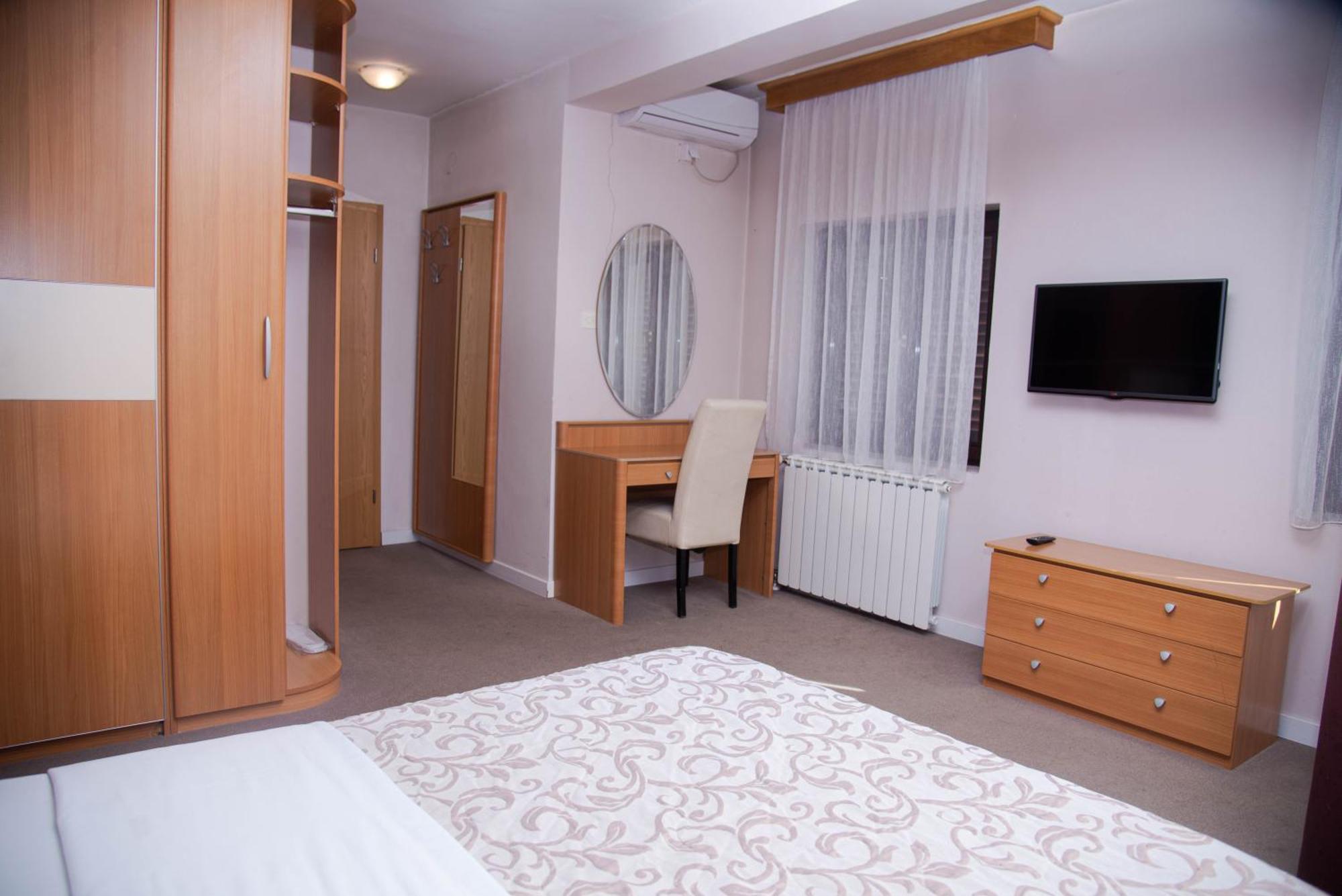 Hotel Dvor 비옐로폴레 외부 사진