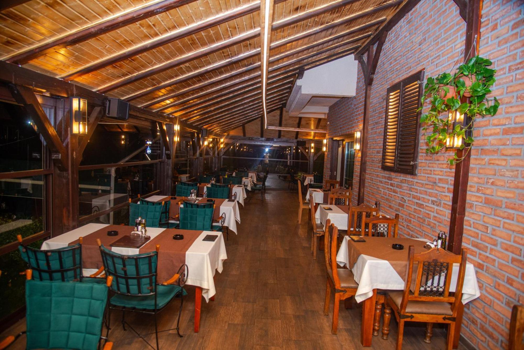 Hotel Dvor 비옐로폴레 외부 사진