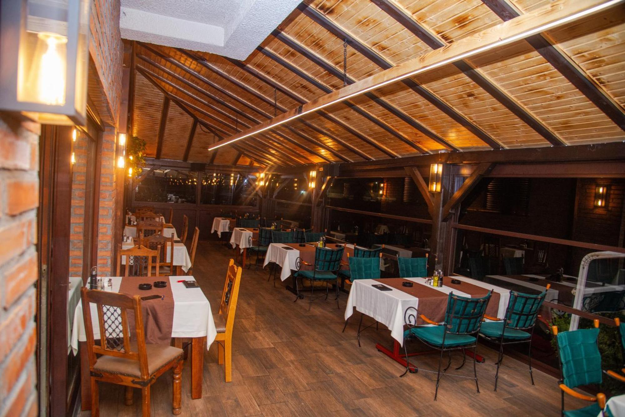 Hotel Dvor 비옐로폴레 외부 사진