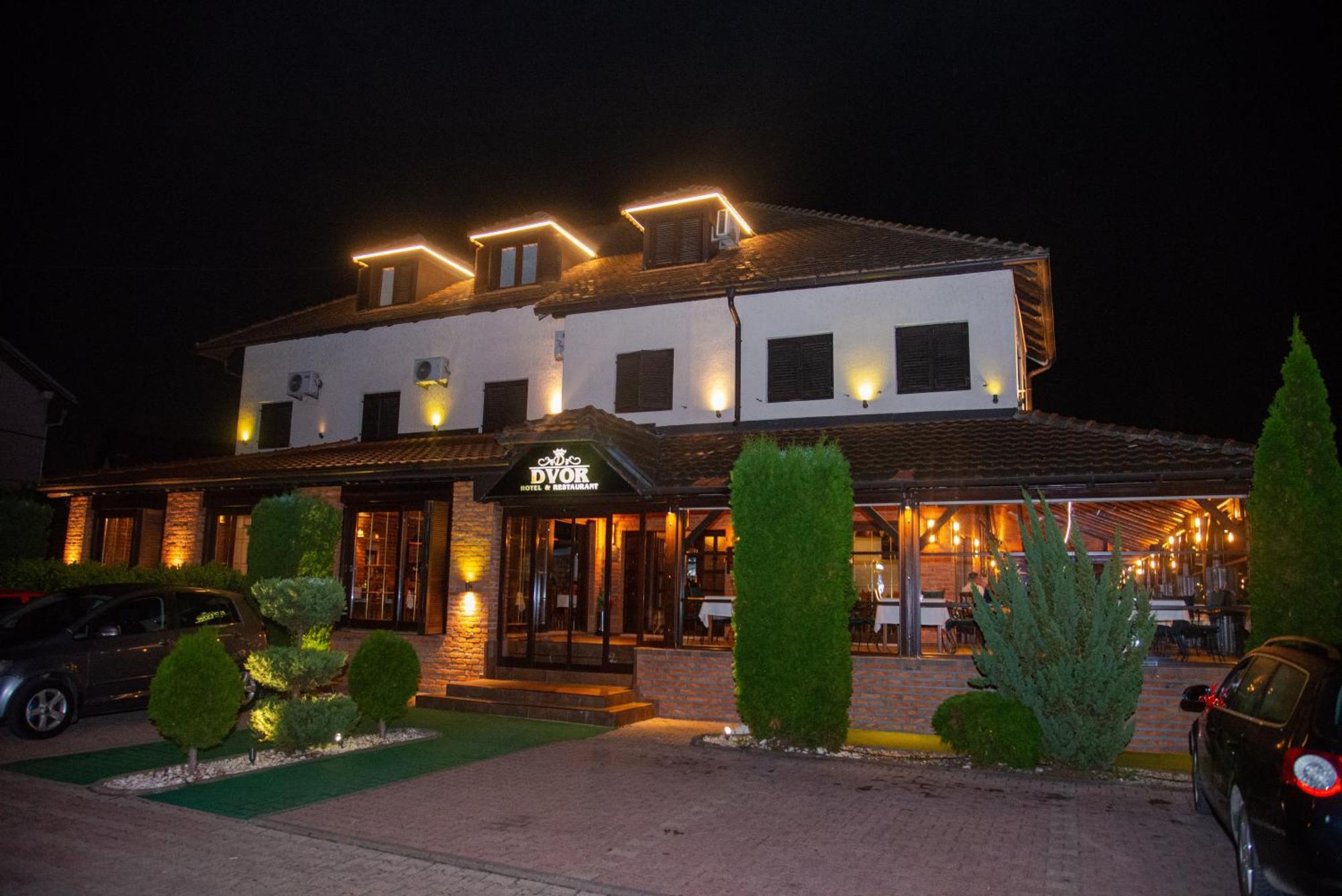 Hotel Dvor 비옐로폴레 외부 사진