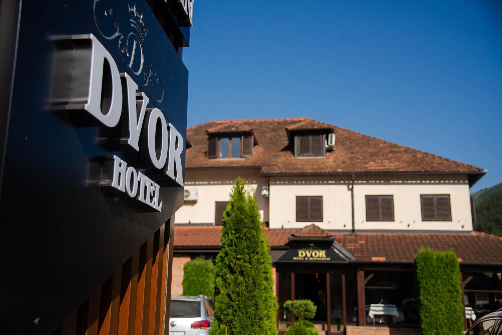 Hotel Dvor 비옐로폴레 외부 사진