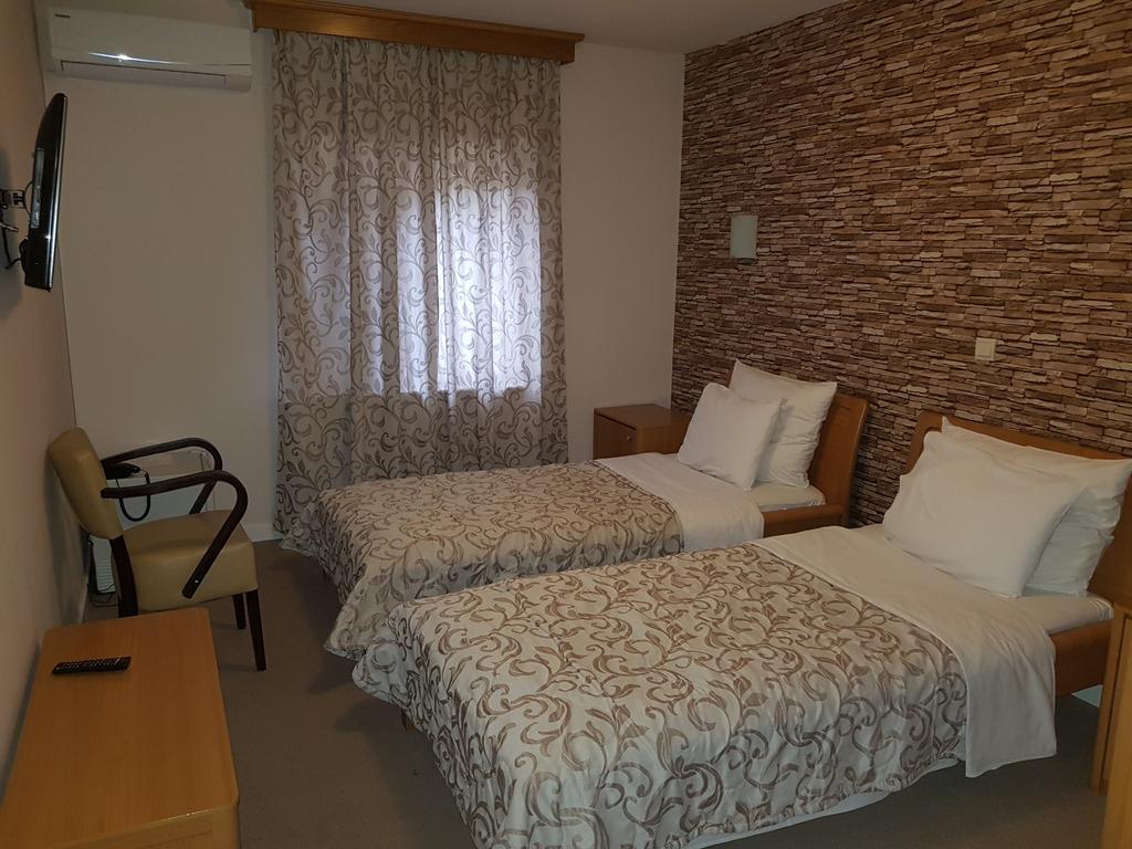 Hotel Dvor 비옐로폴레 외부 사진