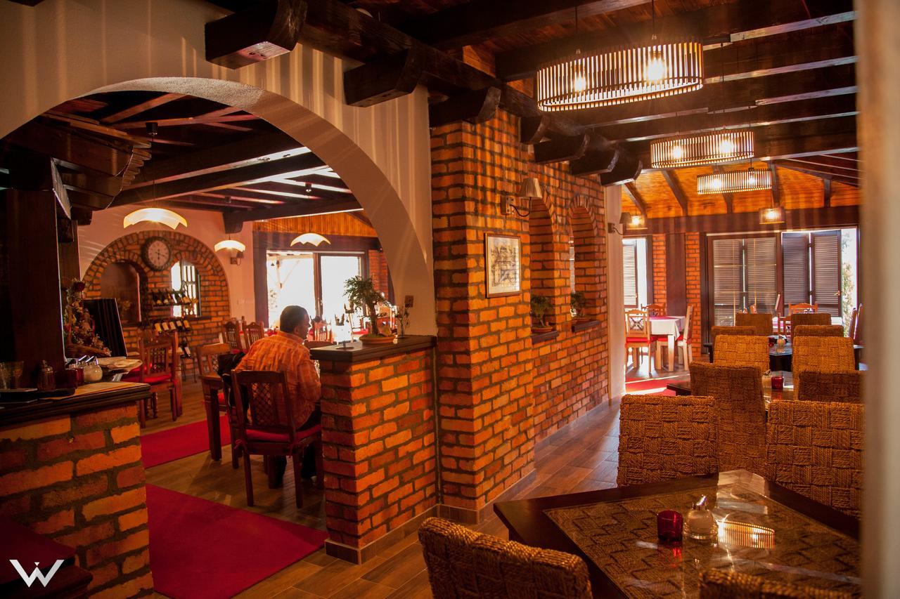 Hotel Dvor 비옐로폴레 외부 사진